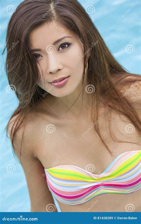Bikini D Uso Della Donna Cinese Sexy Nella Piscina Immagine Stock Immagine Di Asiatico