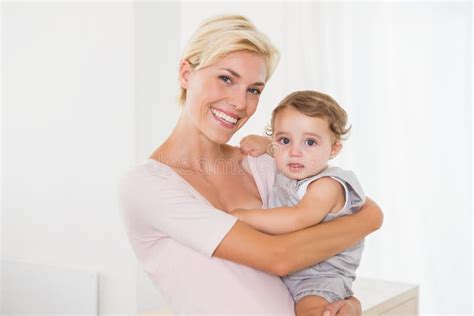 Femme Blonde De Sourire De Portrait Avec Son Fils Photo Stock Image Du Brun Lifestyle