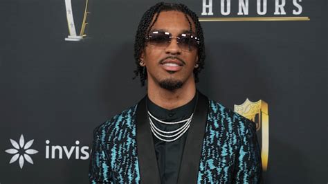 Jayden Daniels’ mom hilariously sits between him and JuJu Watkins