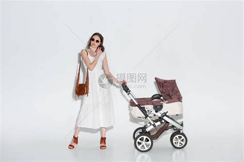 穿着白裙子和墨镜的时装女人带着灰高清图片下载 正版图片503064266 摄图网