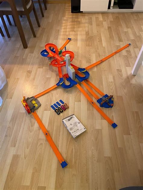 Hot Wheels Bahn Mit Autolift Inkl Fahrzeuge Kaufen Auf Ricardo