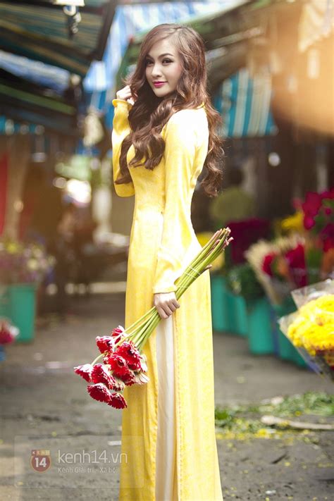 Hot girl hai miền đồng phục áo dài ngày Tết cổ truyền