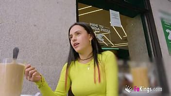 Valen Pink nos enseña su barrio antes de una buena follada hardcore XVIDEOS