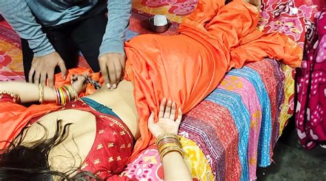 Une MILF indienne aux seins énormes se déshabille de son sari et baise avec son beau frère