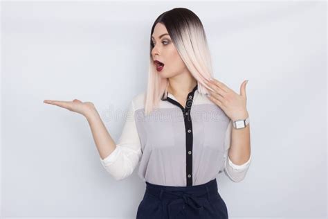 Femme Blonde De Secr Taire Au Dessus Du Fond Blanc Image Stock Image Du Fille Blonde