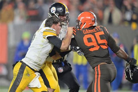 Photos: How the Myles Garrett helmet swing unfolded - The Boston Globe