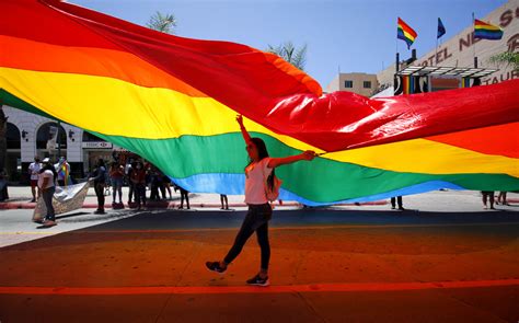 Realizan caravana de orgullo gay en la Revu para pedir apoyo y aprobación de matrimonios