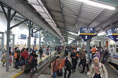 Jumlah Penumpang Turun Di Stasiun Gubeng Meningkat Antara News Jawa Timur