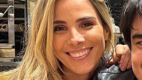 Em clique raro Wanessa Camargo aparece abraçando os irmãos Amo vocês