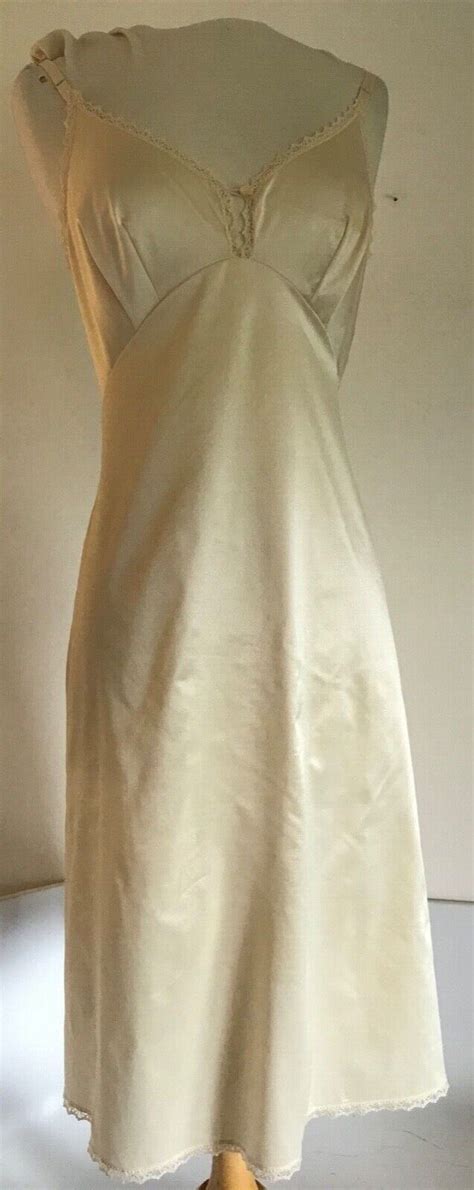 Vintage Vanity Fair Ivory Full Slip Lingerie Button 3 Gem