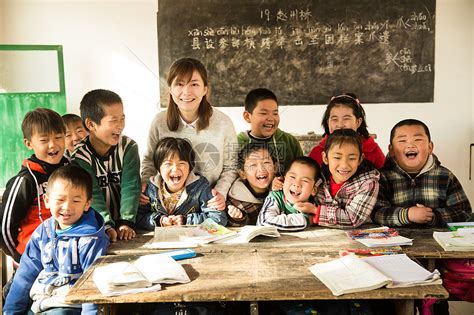 责任8岁到9岁教育乡村女教师和小学生在教室里高清图片下载 正版图片501960906 摄图网