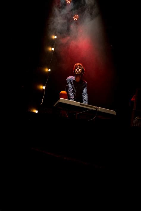 Espetáculo que discute LGBTfobia Criança viada ou de como me disseram que eu era gay volta em