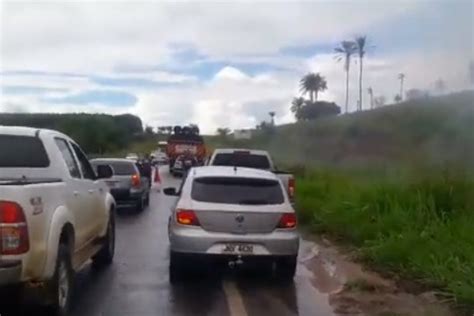 Trag Dia No Sul Baiano Batida Entre Carro E Carreta Seguida De