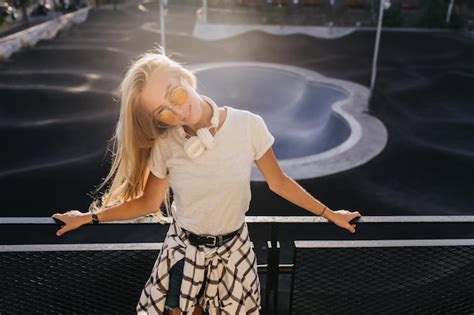 Femme Blonde Spectaculaire S Amusant Dans Un Skate Park Photo Gratuite