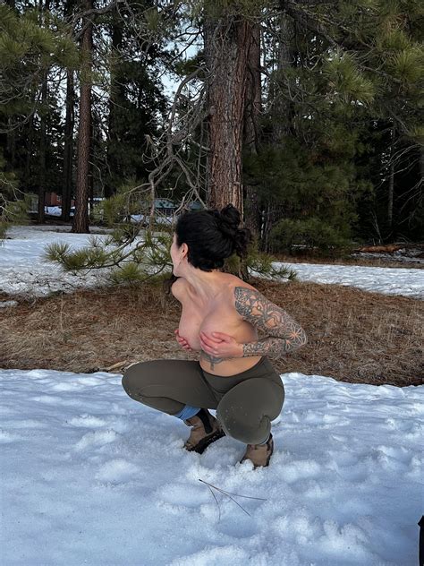 Love Being Nude In The Snow Scrolller