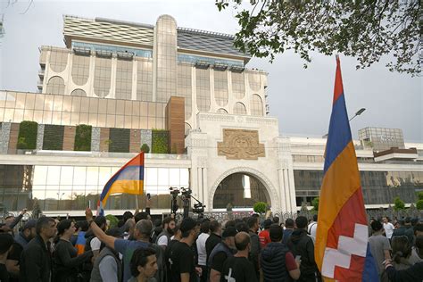Оппозиция устроила потасовку с полицейскими и подняла флаг Арцаха у МИД ...