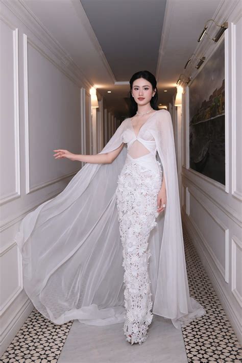 Hoa H U Nhi Khi N C Ng Ng M Ng D Y S Ng Khi Di N Bikini V I G C Nghi Ng Th N Th Nh