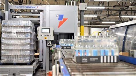 Групповая упаковка бутылок в термоусадочную плёнку и паллетизация ...