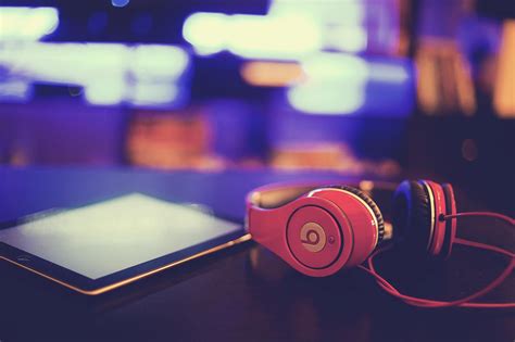 Красные наушники Beats by Dre - обои для рабочего стола, картинки, фото