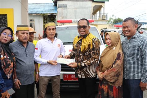 Wakil Bupati Kutim Kasmidi Bulang Serahkan Ambulans Untuk KKK Dan KKBM