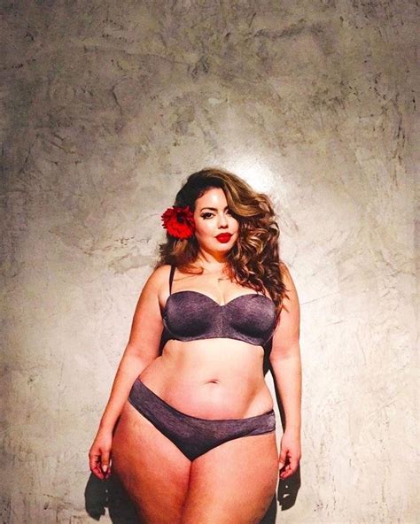 Modelo plus size posa de lingerie lança calendário e esbanja autoestima UOL Universa