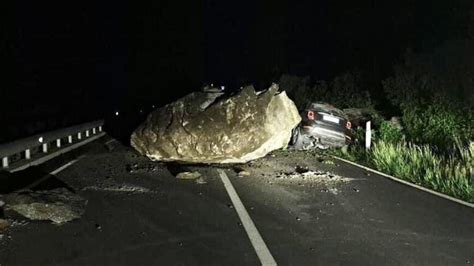 Bolzano Un Enorme Masso Cade Sulla Statale Della Val Venosta Sfiorata