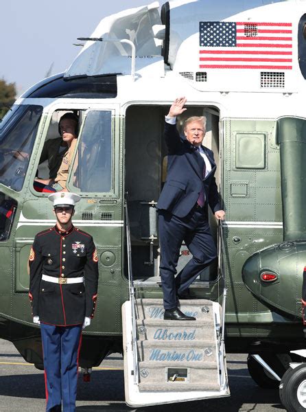 基地を後にするトランプ米大統領＝東京・：トランプ米大統領、初来日 写真特集：時事ドットコム