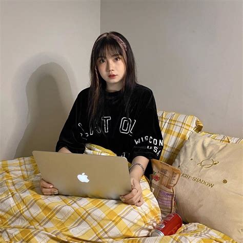 Để ý mới thấy các hot girl tạp hoá trên Instagram đều chụp ảnh theo công thức