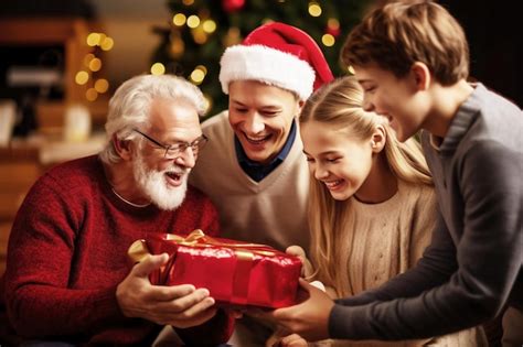 Una Familia Abriendo Un Regalo De Navidad Juntos Foto Premium