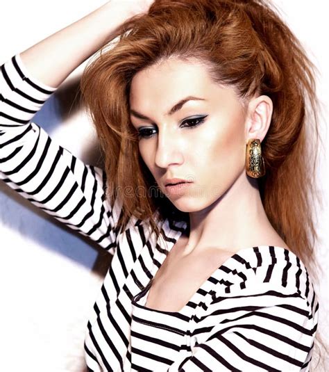 Donna Attraente Del Brunette Immagine Stock Immagine Di Testa Modello