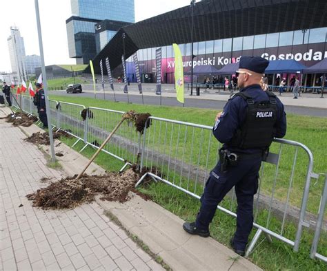 Rolnicy Wjechali Z Gnojem Na Europejski Kongres Gospodarczy W