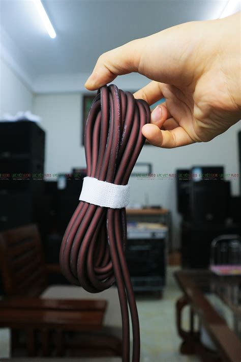 Sản phẩm mic có dây giá rẻ King EW-50 chỉ có hơn 700 ngàn