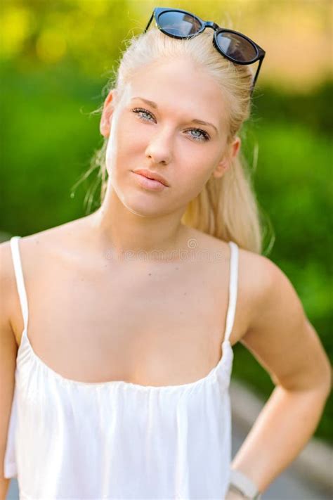 Fille De L Adolescence Blonde Naturelle Se Tenant Dans La Rue Au Soleil