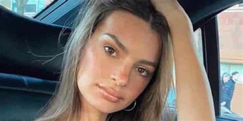 Emily Ratajkowski Pose En Bikini Blanc Minuscule Sur Instagram
