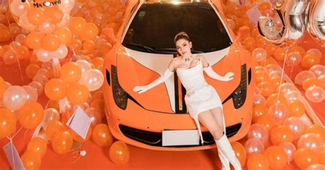 Hot girl Bến Tre chơi lớn tuổi 30 Sắm siêu xe Ferrari hàng hiếm đặt trong hộp quà khổng lồ