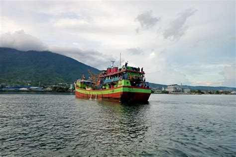 Foto Kapal Ikan Angkut Orang Hilang Kontak Di Perairan Pulau Fani