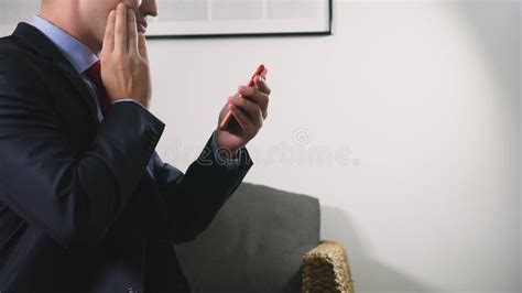 Uso Gay Hermoso Un Smartphone Celular Mientras Que Se Sienta En La Sala De Estar Por La Tarde