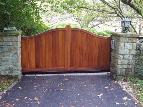 Exterior Inspiration. Sightly Wooden Driveway Gates And Comely Entry ...