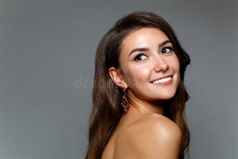 Schönes Happy Brunette Mädchen Mit Naturkatastrophen Make up Auf Weiß Stockfoto Bild von