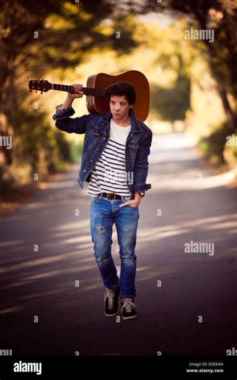 Drifter with guitar hi-res stock photography and images - Alamy