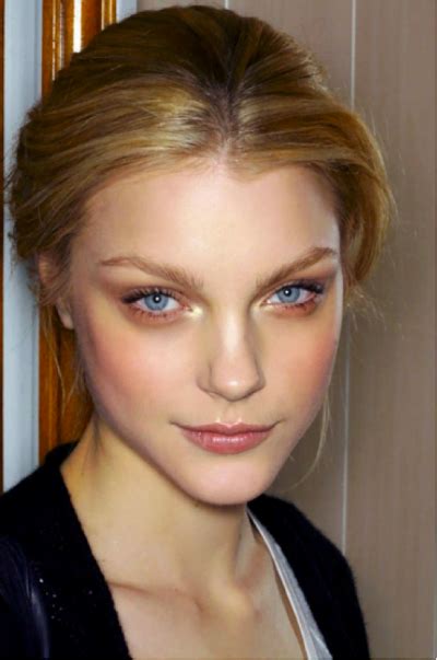 Cómo hacer los Smokey eyes en nude Consultora de Imagen