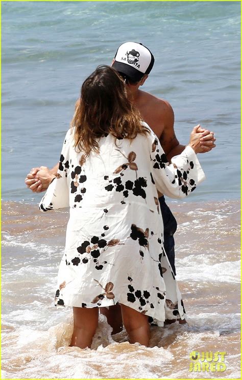 Photo Jessica Alba Bikini Hawaii Beach Cash Warren Photo Just Jared