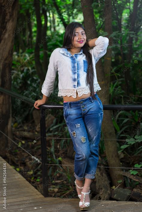 Mujer Latina Modelo Mujer Linda Foto De Stock Adobe Stock