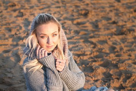 Femme Blonde Bouclée Sur La Plage Photo stock Image du plage cheveu