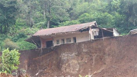 Bangunan Masih Utuh Saat Tebing Setinggi Meter Longsor Kisah