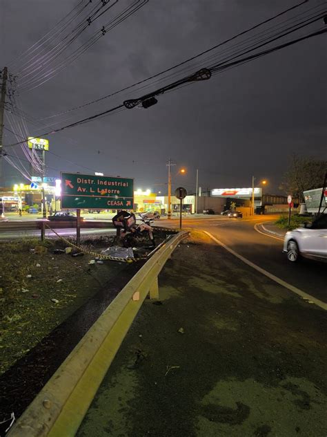 Motociclista morre após perder o controle e bater em defensa metálica