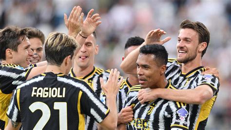 Festa Juve Allo Stadium Per Lultima Di Alex Sandro Con Gol Monza