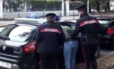 Tenta Di Accoltellare La Moglie Bloccato Da Alcuni Amici