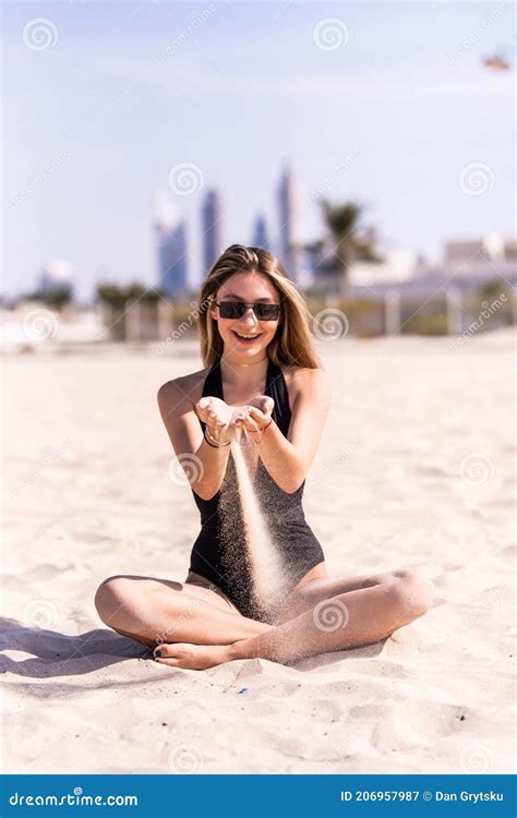 Joven En Bikini Negro En La Playa Jugando Con Arena Imagen De Archivo Imagen De Agua
