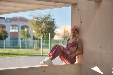 Joven Atractivo Hombre Gay Muy Maquillaje Con El Pelo Rosado Y Los Ojos Jeans Cerrados Relajados